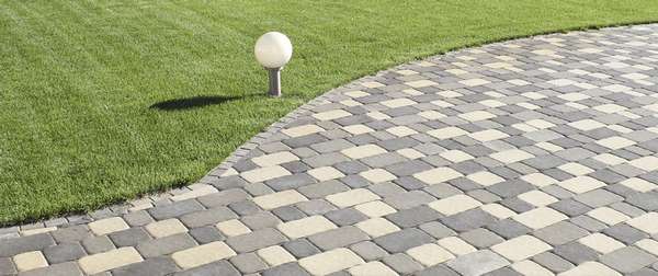 Тротуарна плитка: Створюємо ідеальне подвір'я з легкістю та стилем