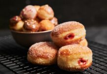 Яблучні пончики на кефірі: швидкий рецепт, коли гості вже на порозі