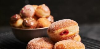 Яблучні пончики на кефірі: швидкий рецепт, коли гості вже на порозі