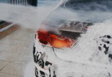 Як правильно мити авто на мийці самообслуговування: віск, осмос і чому ганчірка — ворог лаку