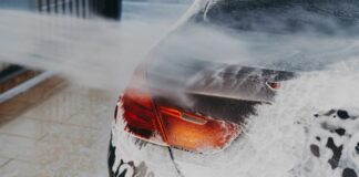 Як правильно мити авто на мийці самообслуговування: віск, осмос і чому ганчірка — ворог лаку