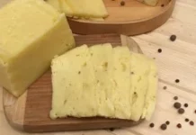 Простий рецепт смачного домашнього сиру з дірочками