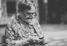 Як говорити про догляд за літніми батьками, коли ви живете далеко
