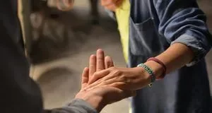 Чому іноді що більше допомагаєш, то гірше до тебе ставляться