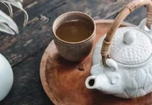 Чи потрібно зливати першу заварку чаю: коли промивати лист і коли пити одразу