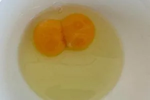 image Що умовно означає яйце з двома жовтками: народні тлумачення прикмети