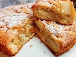 Пишна шарлотка з м’якими солодкими яблуками: покроковий рецепт