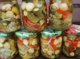 Овочеве асорті з печерицями на зиму: хрусткий салат з огірками та перцем