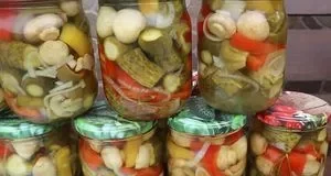 Овочеве асорті з печерицями на зиму: хрусткий салат з огірками та перцем