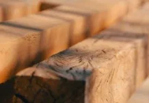 Чому не варто просочувати дерев’яні балки відпрацьованим мастилом
