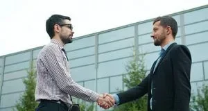 Як тактовно поводитися, якщо співрозмовник не подає руку при зустрічі