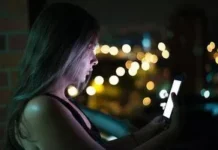 Звичка перевіряти його телефон: чому це руйнує стосунки Звичка перевіряти його телефон: чому це руйнує стосунки