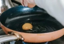 Червона цятка на жовтку яйця: що це таке і чи безпечно їсти