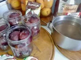 Мариновані сливи з прянощами до м’ясних страв: проста заготівля на зиму