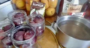 Мариновані сливи з прянощами до м’ясних страв: проста заготівля на зиму