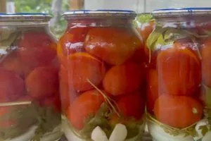 image Помідори на зиму з цибулею та базиліком: простий ароматний маринад