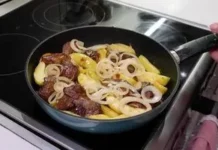 Куряча печінка по-берлінськи з карамельними яблуками Куряча печінка по-берлінськи з карамельними яблуками