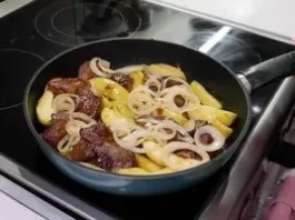 Куряча печінка по-берлінськи з карамельними яблуками