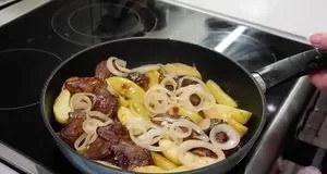 Куряча печінка по-берлінськи з карамельними яблуками