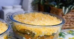 Салат із курячою печінкою: простий шаровий рецепт на щодень і свято