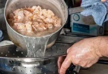 Чи безпечно виливати окріп з макаронів і пельменів у раковину