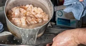 Чи безпечно виливати окріп з макаронів і пельменів у раковину Чи безпечно виливати окріп з макаронів і пельменів у раковину