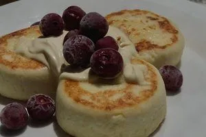image Чому сирники розтікаються на сковороді та як виправити рідку масу