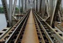 Навіщо на залізничних мостах укладають додаткові рейки між коліями