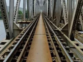 Навіщо на залізничних мостах укладають додаткові рейки між коліями