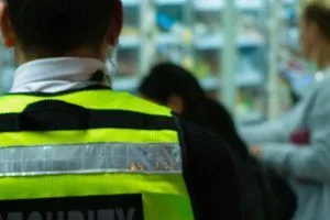 image Перевірка сумок на виході з магазину: які права має охоронець і покупець