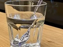 Срібна ложка у глечику з водою: що вона насправді змінює
