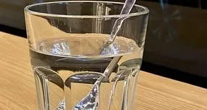 Срібна ложка у глечику з водою: що вона насправді змінює Срібна ложка у глечику з водою: що вона насправді змінює