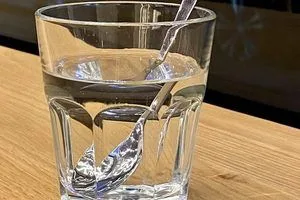 image Срібна ложка у глечику з водою: що вона насправді змінює