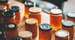 Які кришки обрати для консервації: білі, золотисті чи з малюнком