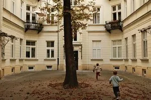 image Діти з ключем на шиї й сучасні батьки: чому боїмося відпускати та що з минулого варто повернути
