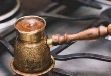 Як зварити каву в джезві: коли знімати з вогню та скільки разів підіймати пінку Як зварити каву в джезві: коли знімати з вогню та скільки разів підіймати пінку