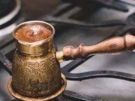 Як зварити каву в джезві: коли знімати з вогню та скільки разів підіймати пінку