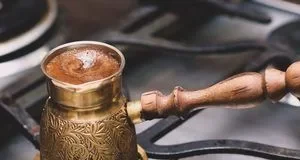 Як зварити каву в джезві: коли знімати з вогню та скільки разів підіймати пінку Як зварити каву в джезві: коли знімати з вогню та скільки разів підіймати пінку